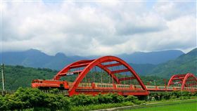 尋祕境搶角度　追火車拍美照樂在其中（3）台鐵各式列車行駛在花東的山邊、田間，成為美麗的移動風景，常吸引許多鐵道迷追火車拍照，花蓮玉里鎮客城虹橋就是鐵道迷捕捉的經典畫面之一。中央社記者李先鳳攝　106年9月9日