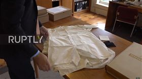 美將辦二戰文物拍賣會　希特勒「阿嬤級」大內褲估價15萬
圖／翻攝自Ruptly TV YouTube
https://www.youtube.com/watch?v=kLg6O8pdx-g