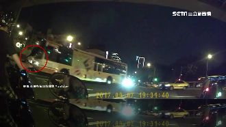 疑A柱擋視線　公車左轉直接撞倒婦人