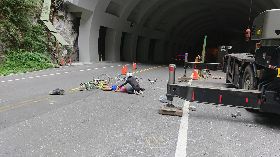中橫九曲洞落石　日籍男頭部遭砸昏迷（