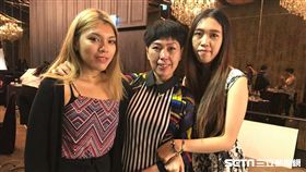  48歲的美蓮（中）罹患肺癌，選擇樂觀面對病魔，生病後的她重新審視人生，並開始懂得享受人生。（圖／記者楊晴雯攝）