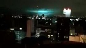 Troy Shinbrot,Stephen Hicks,綠藍光,地震光,地震,墨西哥,光,電流,夜空,奇景　圖／翻攝自YouTube https://goo.gl/Ho8jQe