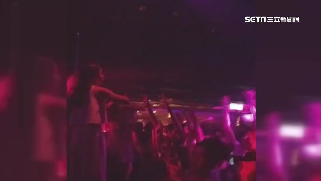 是真鈔！神秘客夜店撒錢　客人瘋搶鈔