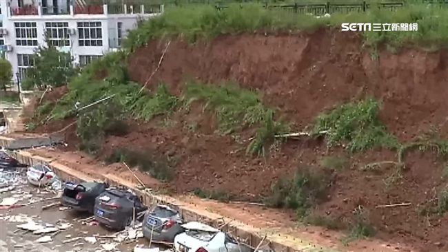 連日大雨！擋土牆瞬間崩塌壓爛整排車