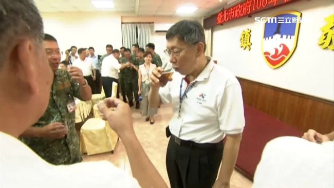 說好為世大運吃素　柯P喝酒破戒了？