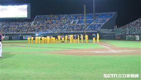 ▲中信兄弟賽後與球迷敬禮。（圖／記者蕭保祥攝）