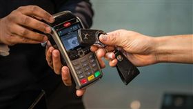 鑰匙,支付,行動支付,錢,雪鐵龍,Citroën,DS,Barclaycard,車鑰匙,Tami Hargreaves,車 圖／翻攝自DS Automobiles臉書影片　https://goo.gl/UgGtvR