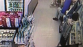 王女竊走10枝哈密瓜冰棒。（圖／翻攝畫面）