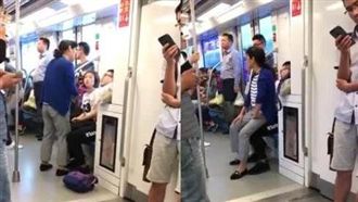 年輕人拒讓座　陸大媽一屁股坐他腿上