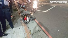 強大撞擊力導致車體零件噴飛在地面上。（圖／翻攝畫面）