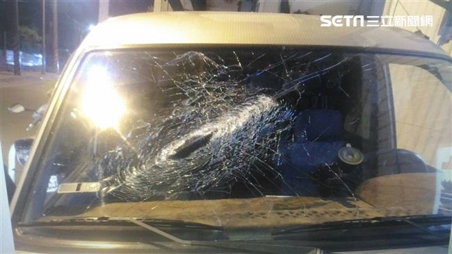 移工酒後失態　路旁轎車無端遭砸