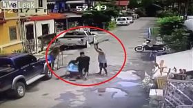 宋猜,Somchai Klinhom,泰國,曼谷,泡麵,鄰居,殺人,砍人,爭鬥（圖／翻攝自YouTube）