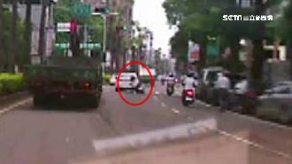 擦撞汽車慘摔　騎士滑行十公尺險遭輾