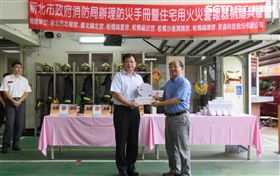 民間捐贈住警器及防災手冊，盼能提升居民居家安全。（圖／翻攝畫面）