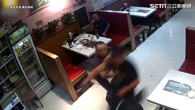 醉漢持菜刀砍殺　用餐民警出手秒壓制