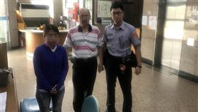 8000變8萬　糊塗彩券行員工兌錯彩金彩券行員工黃姓女子（左）於鄭姓男子（中）兌換彩金時，一時忙碌誤將新台幣8000元兌錯為8萬元，嚇得趕緊向高雄市員警李淵（右）報案，直呼「慘了！慘了！」經過追查找回彩金時才破涕為笑。（警方提供）中央社記者陳朝福傳真　106年9月10日