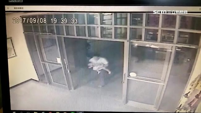 2歲童噎昏　勇消搶吸「一口痰」救回