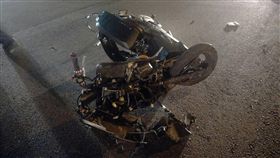 少年無照騎車遭撞不治　警追究機車車主責任台中一名廖姓少年9日凌晨無照騎機車搭載張姓少年，與張姓麻醉醫師駕駛的轎車相撞，廖姓少年顱內出血不治。警方找到機車車主，車主表示知道少年無照，警方將追究後續責任。圖為少年騎乘機車因遭強力撞擊幾乎全毀。（翻攝畫面）中央社記者蘇木春傳真　106年9月10日