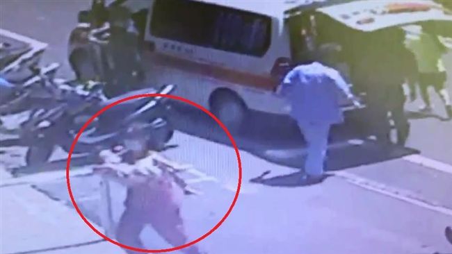 飆沙車翻覆遇死劫！一家四口1死3傷