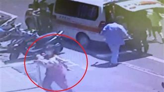 飆沙車翻覆遇死劫！一家四口1死3傷