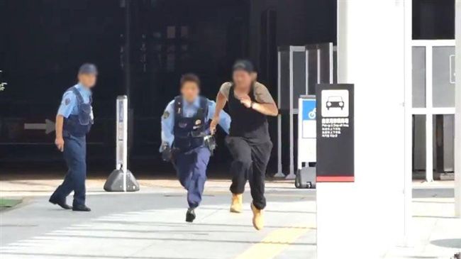 警察前掉白粉　網紅為點閱拍片遭逮