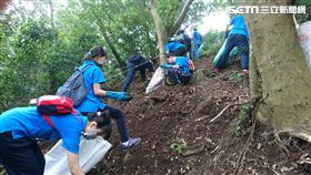 環保肩上挑！慈濟人猛清  觀音山垃圾瀑布不見了