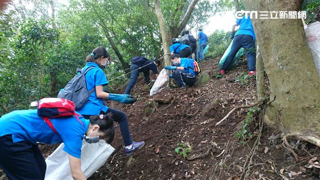 慈濟人猛清　觀音山垃圾瀑布不見了