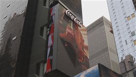 ▲可口可樂以科技3D技術耗費4年時間，規劃與製作這塊廣告看板。（圖／翻攝自GameoverHK）