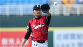 桃猿林樺慶好投率球隊獲勝中華職棒Lamigo桃猿隊9日與中信兄弟隊交手，先發投手林樺慶（圖）7局好投，葉竹軒8局「即興發揮」，短打戰術收打建功，敲出致勝安打，帶領球隊以6比3拿下近期3連勝。中央社記者張新偉攝　106年9月9日