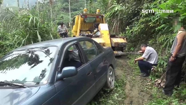 導航誤導困山區　轎車陷山溝暖警救援