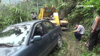 導航誤導困山區　轎車陷山溝暖警救援