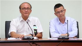 課審會決議　文言占比45%至55%（2）教育部課審會10日在台北進行高中國文科課綱審議，經過一整天會議後，教育部次長林騰蛟（左）與國教署長邱乾國（右）等人晚間召開記者會，宣布會中最後決議高中國文文言比例訂為45%至55%，和國家教育研究院課程研究發展會（課發會）草案一致，中央社記者吳家昇攝　106年9月10日