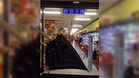 下雨,愛心傘,善心,暖舉,年輕人,質疑　圖／翻攝自臉書爆料公社