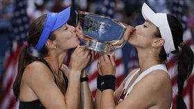 ▲詹詠然與辛吉絲組合摘下女雙冠軍。（圖／美聯社／達志影像）