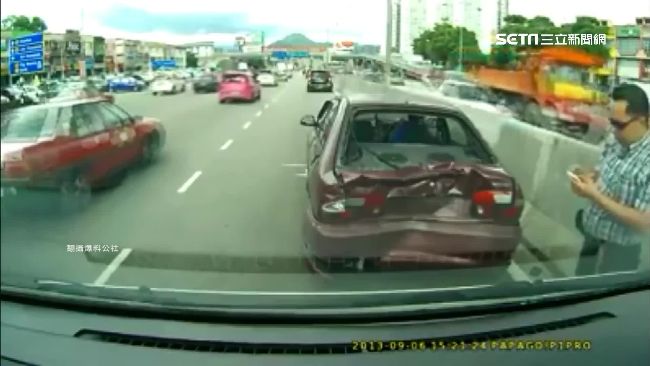 前車急閃…他反應不及高速撞爛事故車