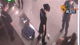 女子不配合安檢，大鬧蕭山機場。（圖／翻攝自廣州日報微博）