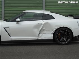 「東瀛戰神」左側車身遭攔腰撞上，受損嚴重。（圖／翻攝畫面）