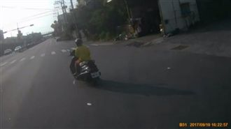 男等紅燈亂丟垃圾　馬上遭「現世報」