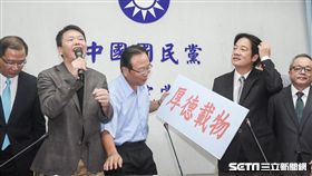 行政院長賴清德拜會國民黨立院黨團，林為洲致贈厚民載物 圖／記者林敬旻攝