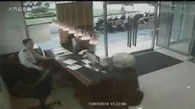 黃嫌向保全撒胡椒粉以及持刀威嚇。翻攝畫面