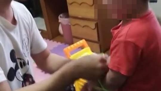 虐童？家暴？2歲童雙手遭親父綑綁