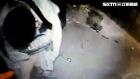 蕭男騎乘UBIKE在西門町閒晃，伺機竊取機車置物箱的包包，再躲進防火巷檢視贓物，卻被監視器拍得一清二楚，大樓女保全報警逮人（翻攝畫面）