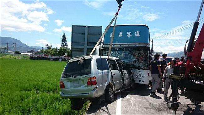 台東休旅車、遊覽車對撞　 2死6傷