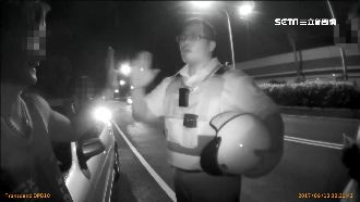 男酒駕載妻小　被攔下開心和員警擊掌