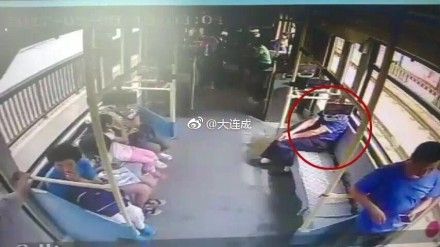 噁！老翁電車上大便　用手沾屎抹欄杆