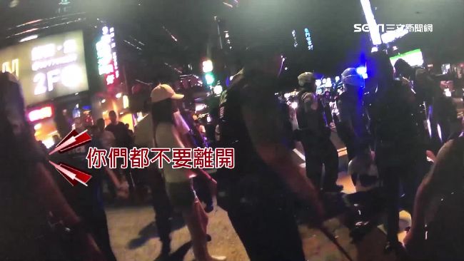 醉漢封街大吵　遭勸還踹車、搶警棍