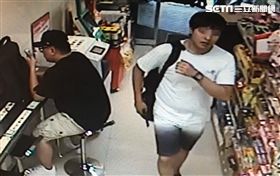 曾姓車手毫不遮掩大剌剌地走進超商ATM提領贓款。（圖／翻攝畫面）