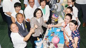 蔡總統參觀僑生技職成果展（1）總統蔡英文（前左3）11日南下高雄前往中山工商，參加東南亞技職專班聯合開學典禮，蔡總統等人並參觀僑生技職成果展人體彩妝等攤位，肯定技職教育南向成果。中央社記者董俊志攝  106年9月11日