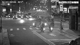 酒駕累犯的黃翁騎車行經東新街時，再度因酒駕遭警攔下酒測，數值為超標的0.33毫克，未料他竟趁警員不注意時，發動機車逃離現場，警員跳上後甩身弄倒機車，黃翁起身再逃遭警員追上逮補，訊後依公共危險及妨害公務罪送辦（翻攝畫面）