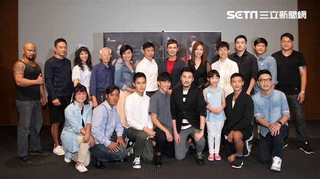 迷你劇「魔幻對決」主要演員張翰（由左至右）蘇達、天心、朱陸豪、嚴藝文等，出席全球首映會。（記者邱榮吉/攝影）